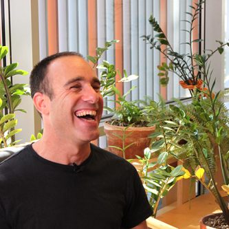 El Servei de Voluntariat de Sant Pere Claver promou i gestiona la participació de persones que, amb el seu temps i compromís, volen ser actors de transformació social, oferint suport i acompanyament a persones vulnerables o en risc d’exclusió, vinculades a la nostra entitat.