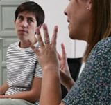 Isabel Subirana, psicòloga, i Cristina Martí, Treballadora i educadora social, del Konsulta’m +22 del districte de Sants-Montjuïc expliquen en aquesta entrevista en què consisteix aquest servei de suport psicològic sense cita prèvia, confidencial i gratuït.